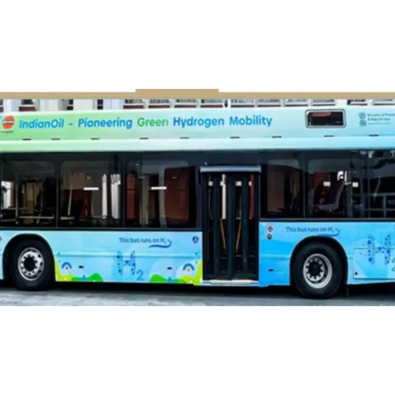 Ministri Únie sa zúčastňujú spustenia prvého ekologického autobusu s vodíkovými palivovými článkami v Indii